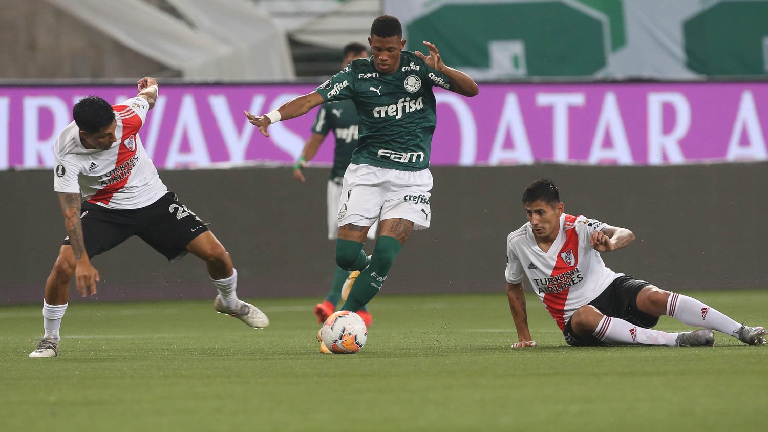 Titular, meio-campista tem entorse no tornozelo e preocupa o Palmeiras; ausência agita torcida 1 danilo palmeiras