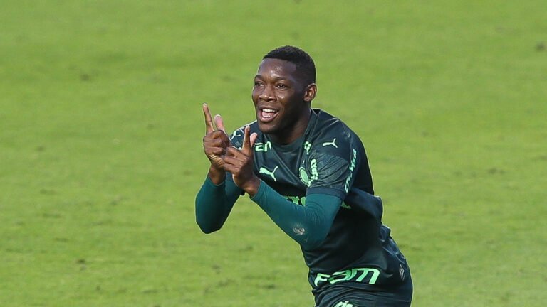 Piquerez na lateral e Patrick no meio: Abel prepara Palmeiras diante do Athletico-PR, pelo Brasileirão