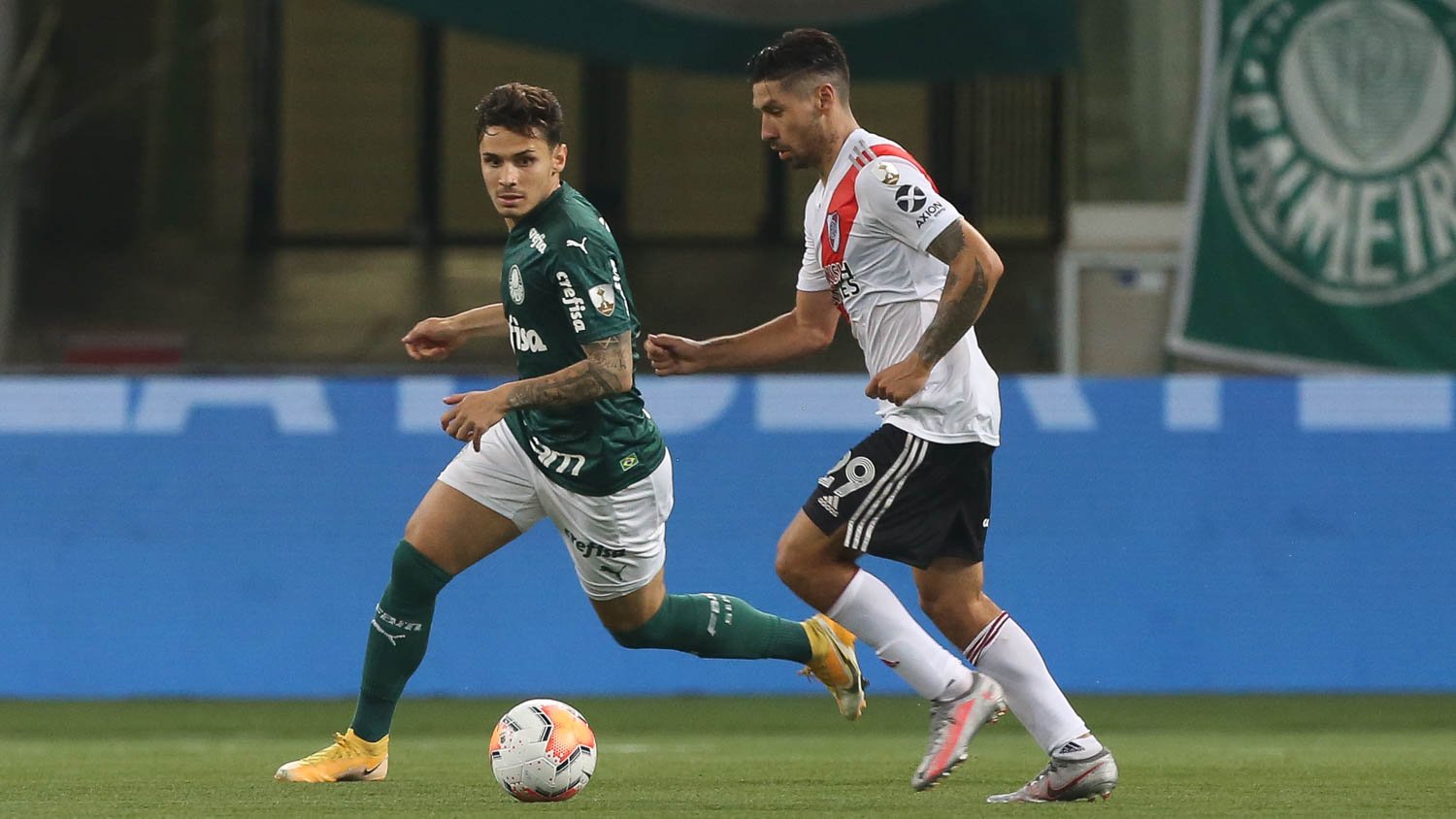 Palmeiras intensifica tratativas e tenta acerto com Montiel, do River Plate; lateral está avaliado em até R$ 38,3 milhões de reais