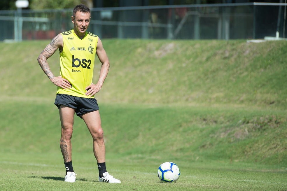 Palmeiras entra forte e pode aplicar chapéu em Atlético e Coritiba por Rafinha; lateral rescindiu com Olympiacos e avaliado em R$ 9,6 milhões 7 Palmeiras entra forte e pode aplicar chapéu em Atlético e Coritiba por Rafinha; lateral rescindiu com Olympiacos e avaliado em R$ 9,6 milhões