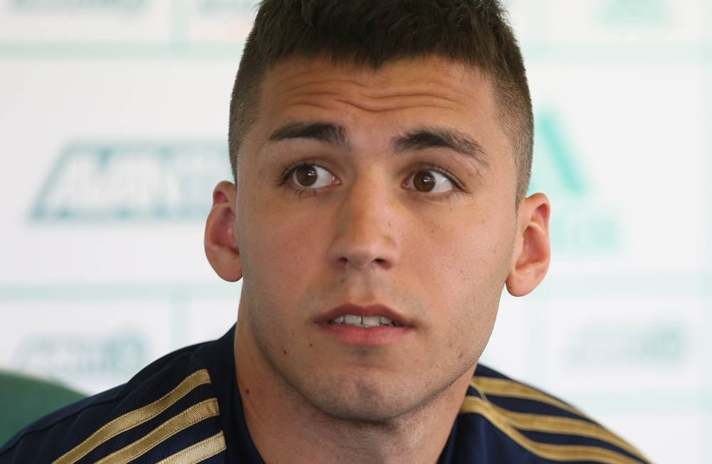 Ex-zagueiro do Palmeiras, Tobio dá entrada violenta em Borré e torcida viraliza nas redes sociais