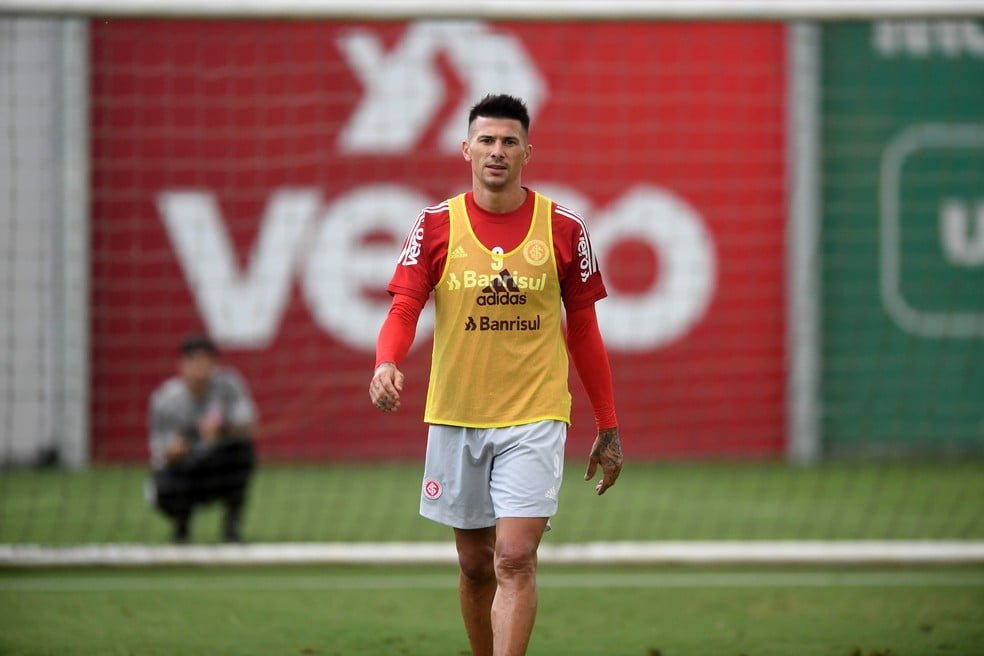 Palmeiras teme saída de Gómez e pode oferecer jogadores ao Inter em negociação por Cuesta; pedida seria de R$ 28,4 milhões 1 cuesta inter