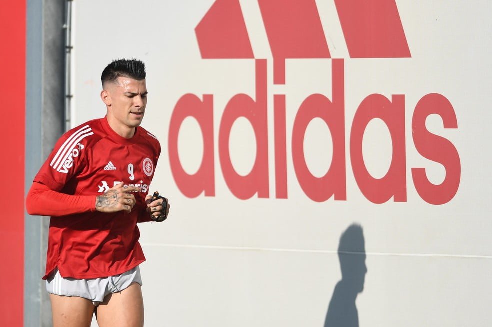 Cuesta, do Inter, comunica pedida para assinar com o Palmeiras; zagueiro argentino é um desejo do técnico Abel Ferreira 1 cuesta pal