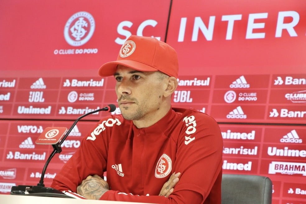 Barros chama a responsa e se pronuncia sobre possível chegada de Cuesta, do Inter, ao Palmeiras; dirigente confirma interesse no zagueiro 1 inter cuesta