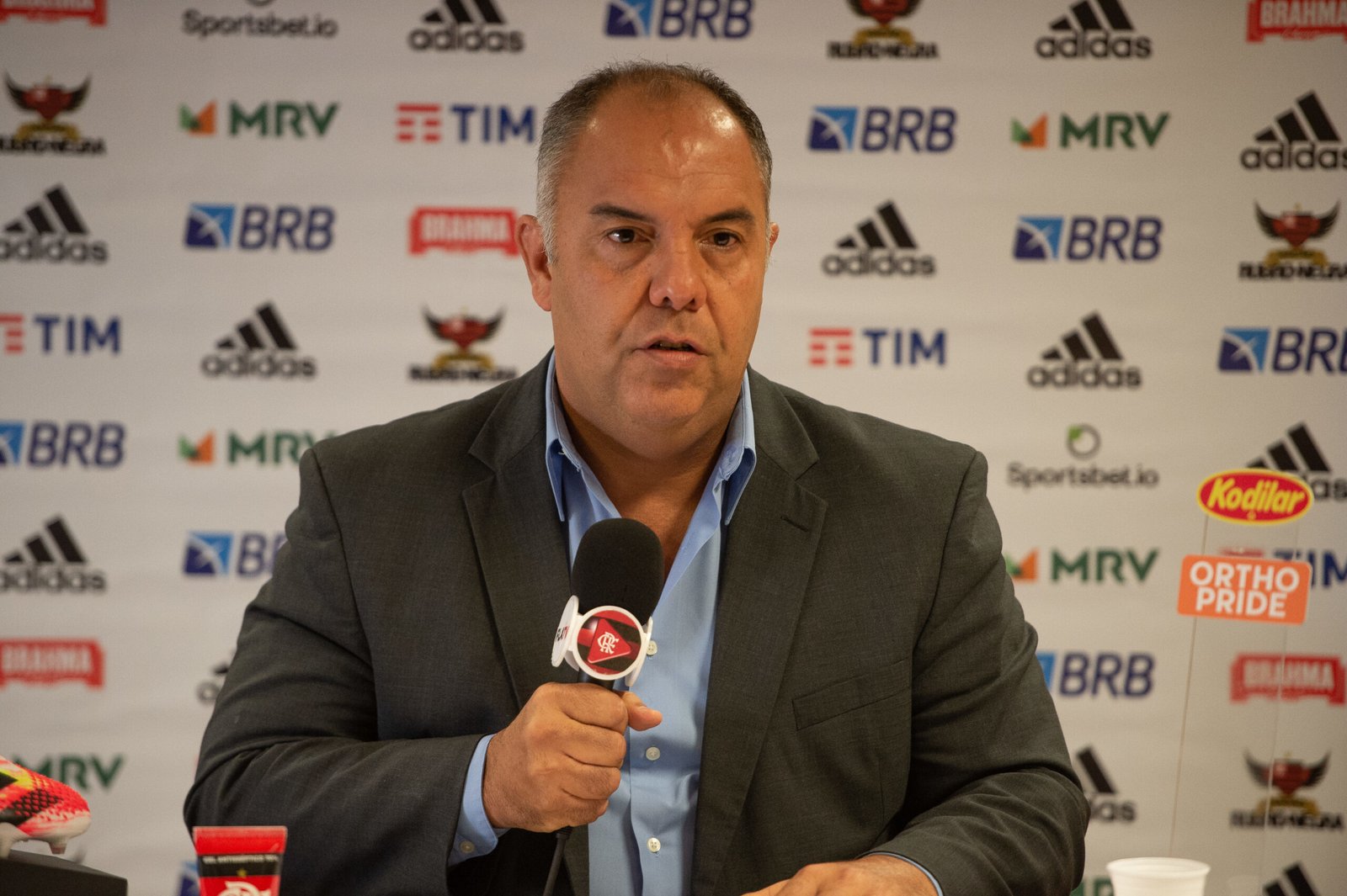 Auxiliar de Abel provoca Braz, dirigente do Flamengo, que leva dois socos: “Aproveita e leva a taça” 1 braz fla scaled