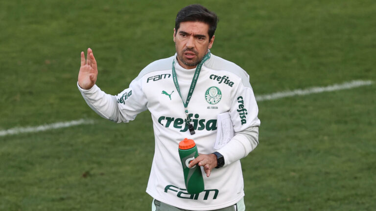 Com fortes críticas, Abel Ferreira comunica futuro no Palmeiras