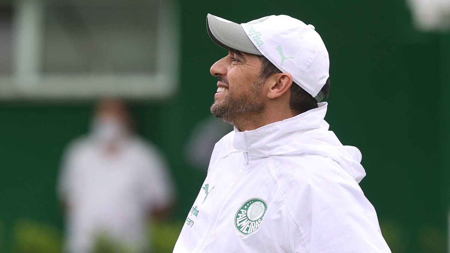 Fora dos planos de Abel, meio-campista rescinde com o Palmeiras