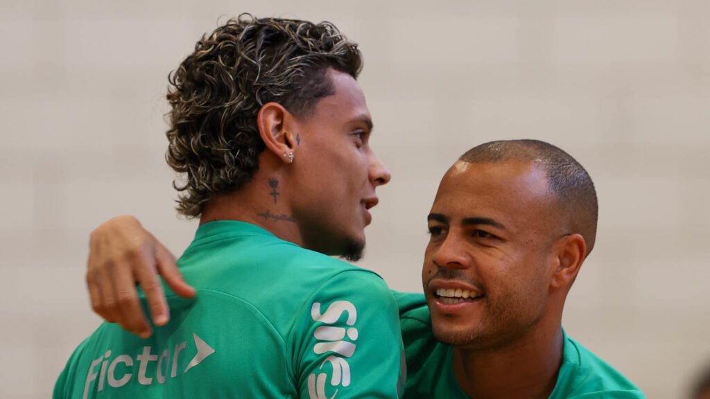 Roma abre o bolso e busca acerto com Richard Ríos: "Bolada" 2 Mayke e Richard Ríos. Foto: Cesar Greco/Palmeiras