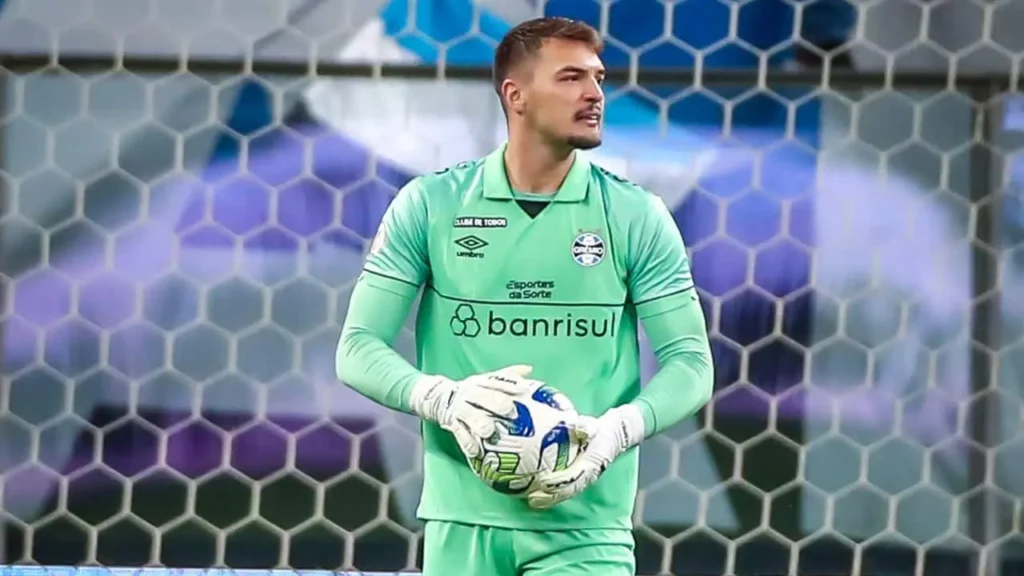 Palmeiras prepara proposta para assinar com novo goleiro 2 Goleiro Gabriel Grando. Foto: Lucas Uebel/Grêmio/Divulgação
