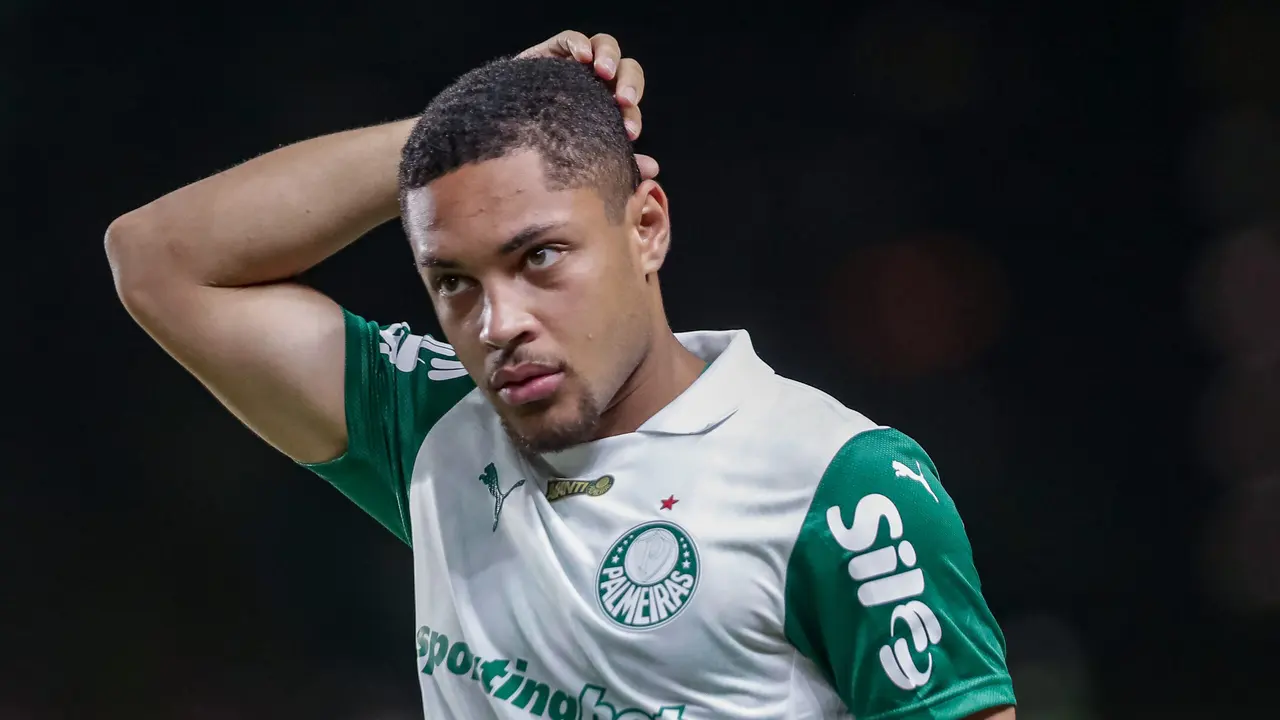 Lesão de Vitor Roque é mais séria do que se imaginava e gera preocupação no Palmeiras 1 (Foto: Rafael Vieira/AGIF) - Vitor Roque, destaque do Palmeiras, gera grande apreensão.