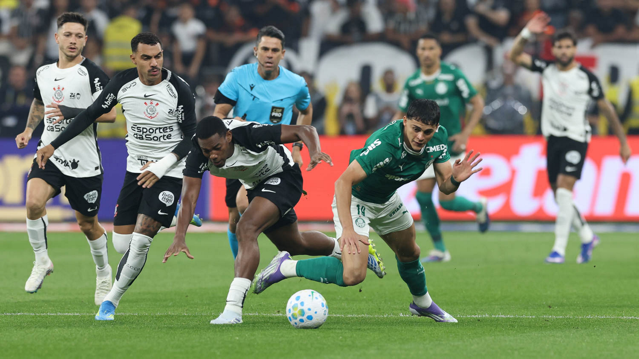 Palmeiras sobe o tom e acusa funcionário do Corinthians de agredir atacante 2 Palmeiras diante do Corinthians. Foto: Cesar Greco