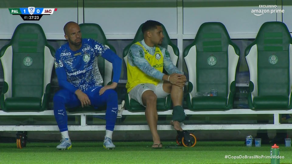 Vitor Roque sofre nova lesão. Foto: Reprodução/Prime Vídeo 