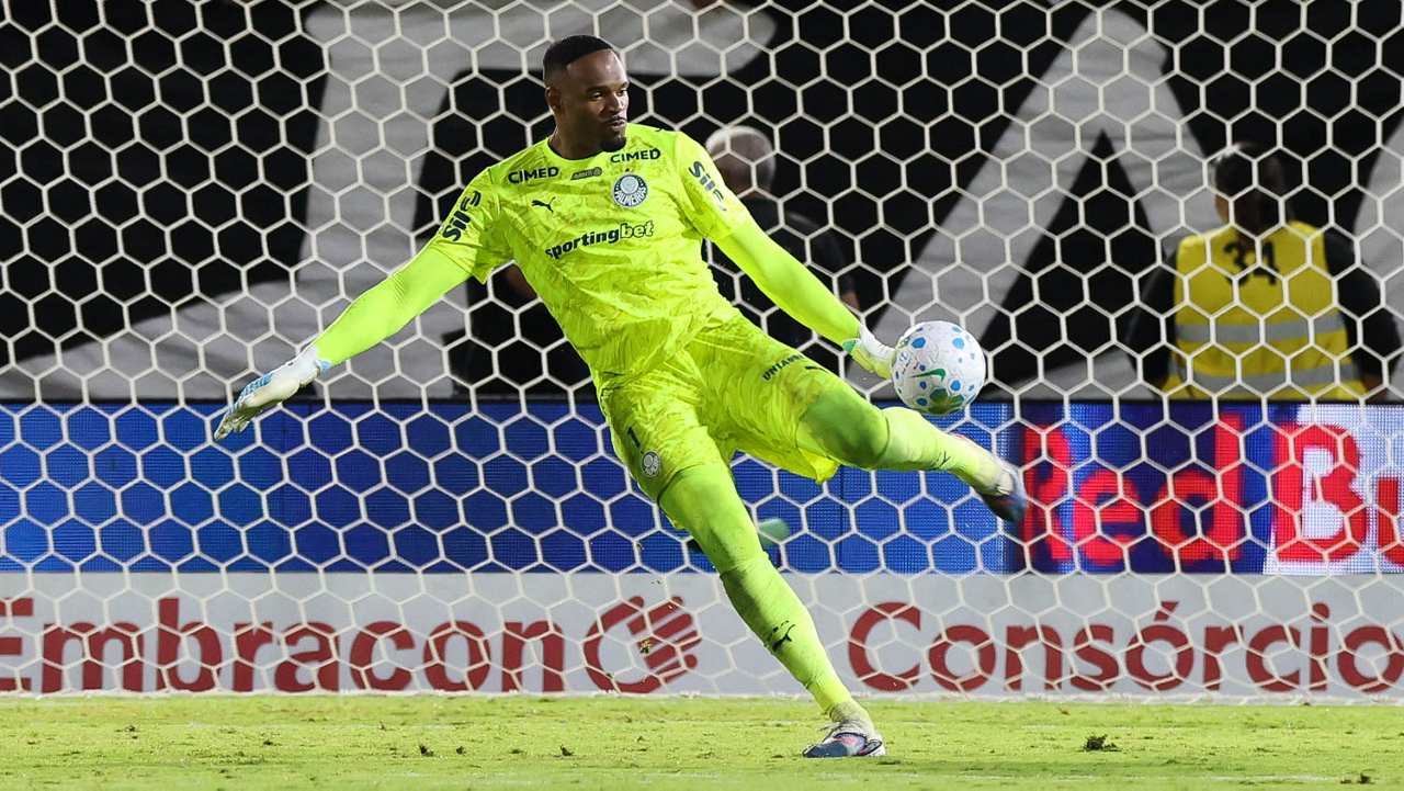Bragantino x Palmeiras, pelo Campeonato Brasileiro, com Carlos Miguel sendo destaque.