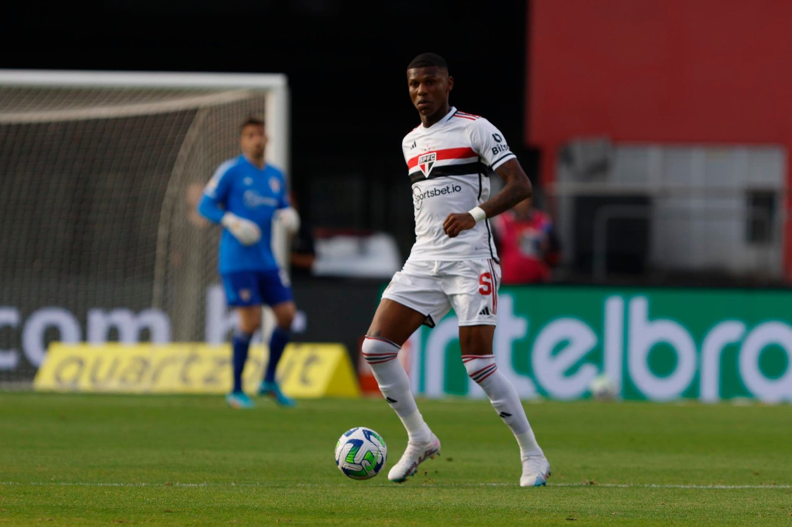 Flagrado com camisa do Palmeiras, Arboleda tem futuro encaminhado no São Paulo 2 Arboleda, zagueiro do Tricolor. Foto: Rubens Chiri / saopaulofc
