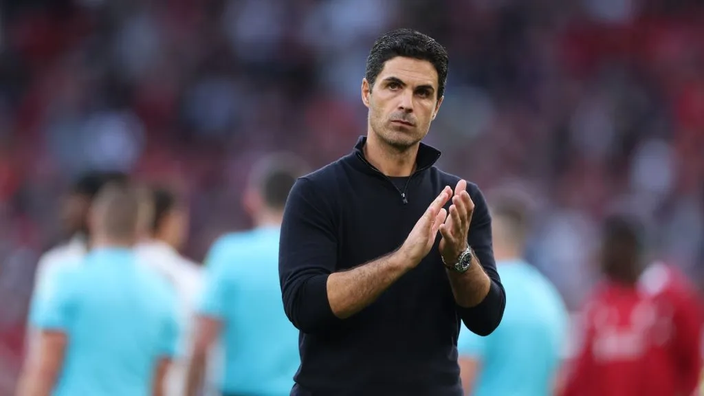 Arteta, do Arsenal, disputa o zagueiro do Palmeiras com o Barcelona. (Foto: Alex Pantling/Getty Images)