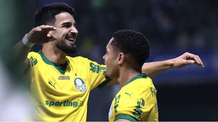 Vitor Roque e Flaco López. Foto: Marcello Zambrana/AGIF