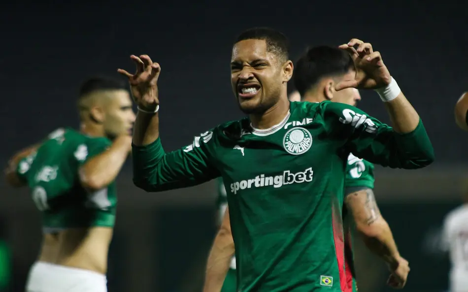 Vitor Roque deve começar no banco de reservas. (Foto: Vinicius Nunes/Agência F8/Gazeta Press)